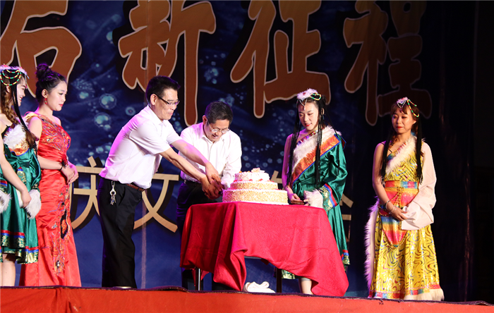 筑梦新时代开启新征程 | Beat365官网27周年校庆文艺晚会浓情上演