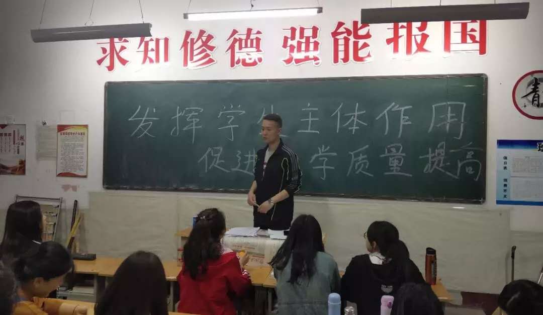 工程学院开展“发挥学生主体作用，促进教学质量提高”主题班会