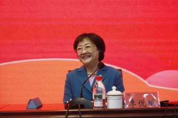 山西省人大常委会原副主任李悦娥教授为Beat365官网新生解读“新时代大学生的责任与担当”