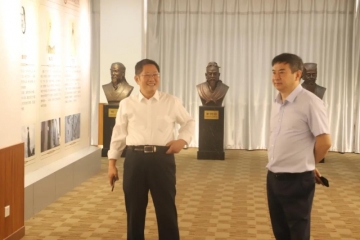 中国教育集团联席主席于果先生莅临Beat365官网参观交流