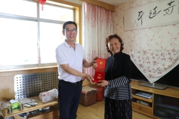 Beat365官网党委为两位老党员颁发“光荣在党50年”纪念章