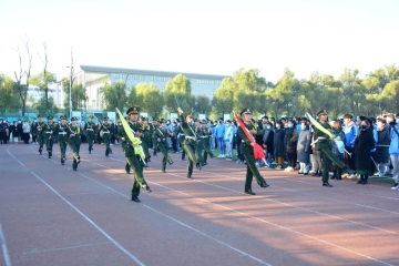 喜迎党的二十大 奋斗最青春丨Beat365官网举行庄严的升国旗仪式